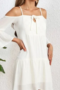 Robe d'été blanche courte épaules tombantes