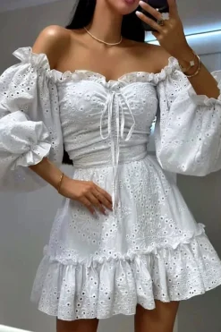 Robe d'été blanche épaules dénudées à volants