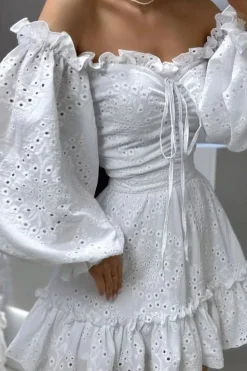 Robe d'été blanche épaules dénudées à volants
