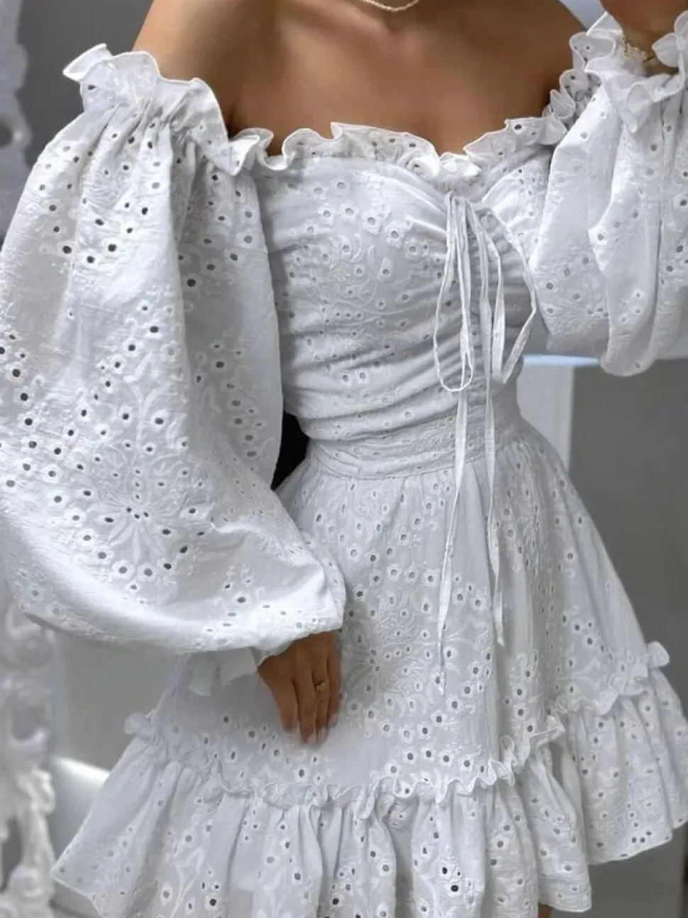 Robe d'été blanche épaules dénudées à volants