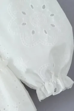 Robe d'été blanche épaules dénudées à volants