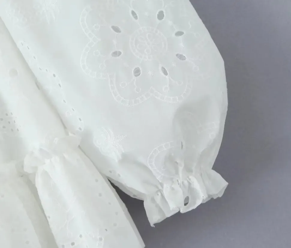 Robe d'été blanche épaules dénudées à volants