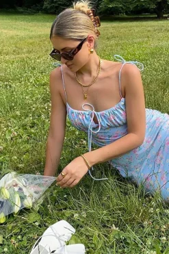 Robe d'été bleue à fleurs moulante longue