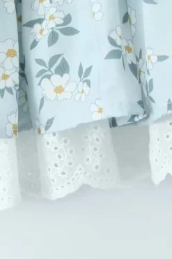 Robe d'été bohème bleue courte à volants et fleurs