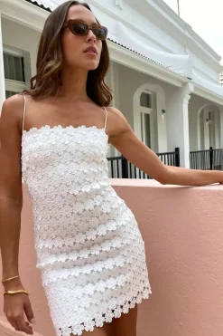 Robe d'été courte blanche à bretelles