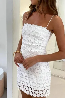 Robe d'été courte blanche à bretelles