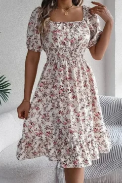 Robe d'été fleurie manches courtes col carré
