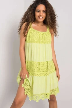 Robe d'été jaune courte avec éléments en dentelle