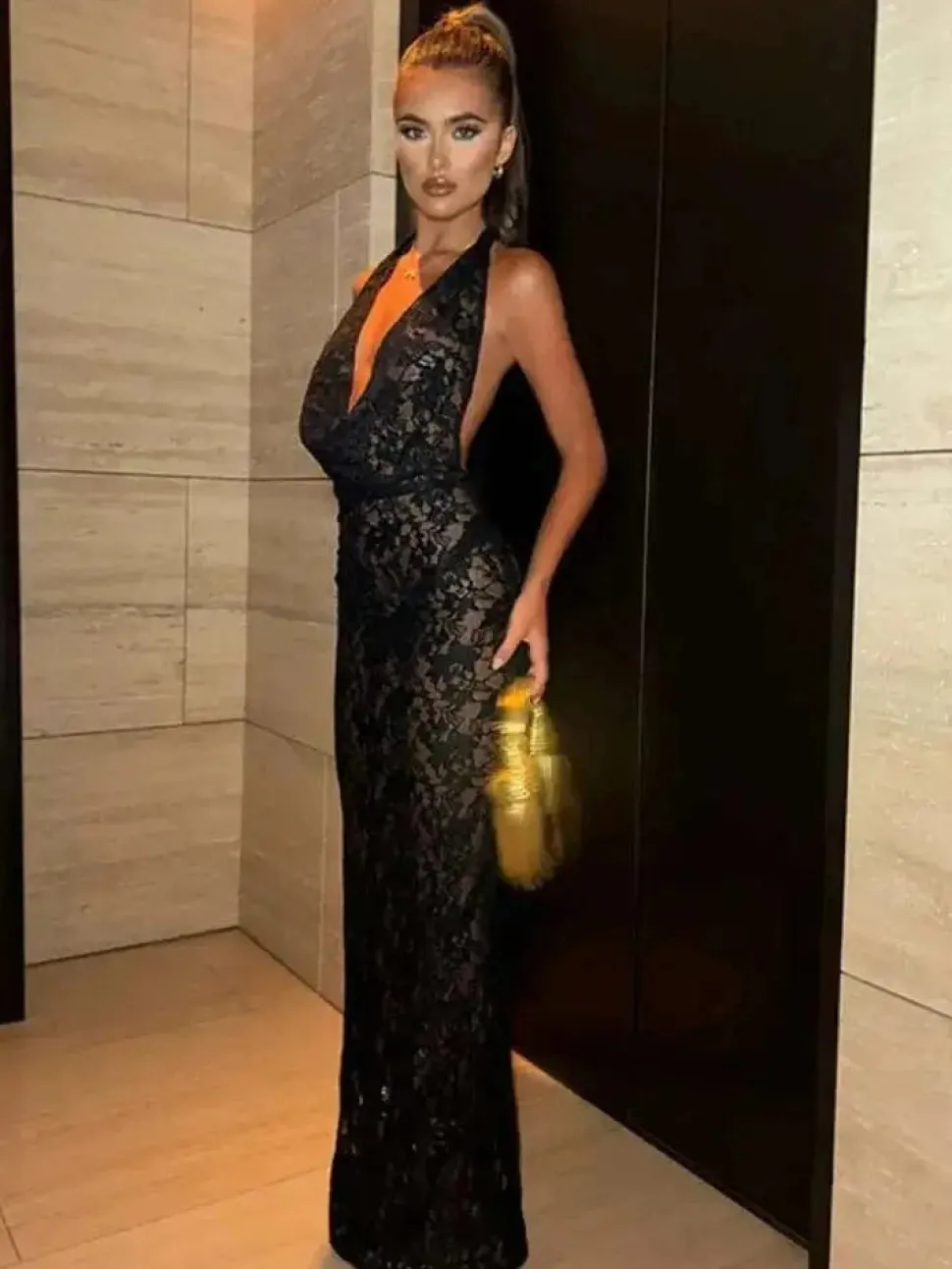 Robe en dentelle noire longue dos nu