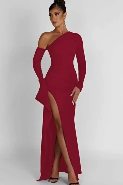 Robe fendue avec épaule dénudée
