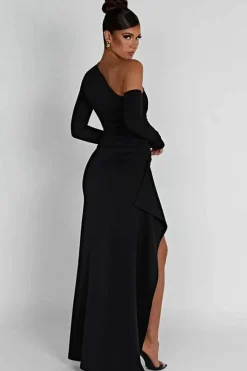 Robe fendue avec épaule dénudée