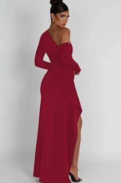 Robe fendue avec épaule dénudée