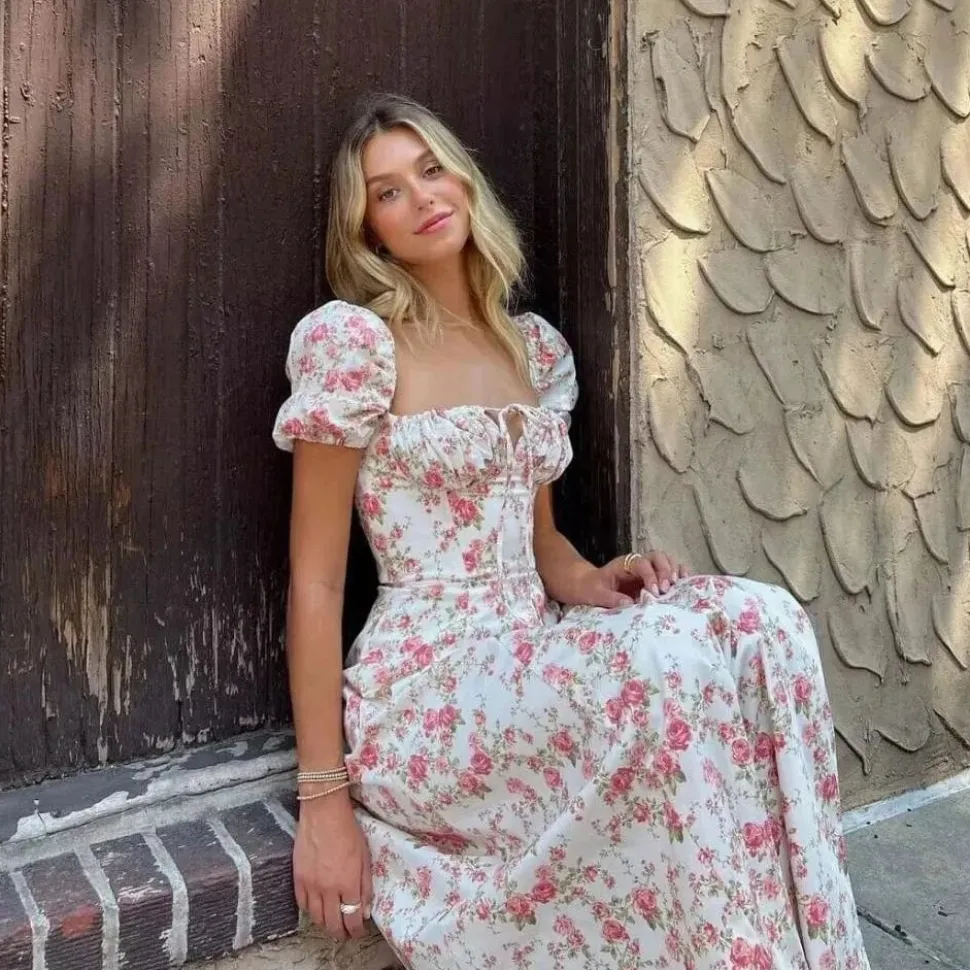 Robe fleurie col carré manches courtes