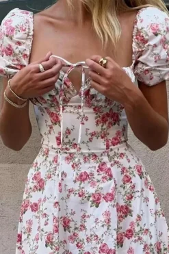 Robe fleurie col carré manches courtes