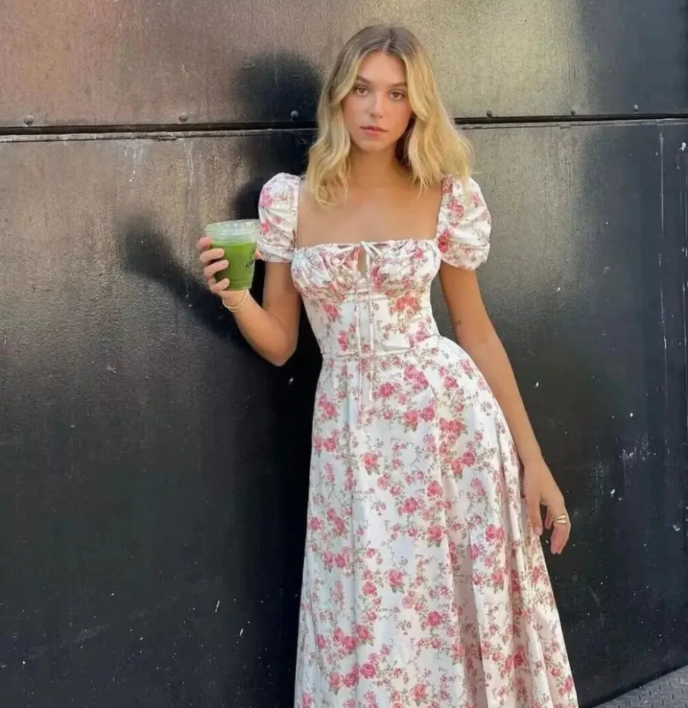 Robe fleurie col carré manches courtes