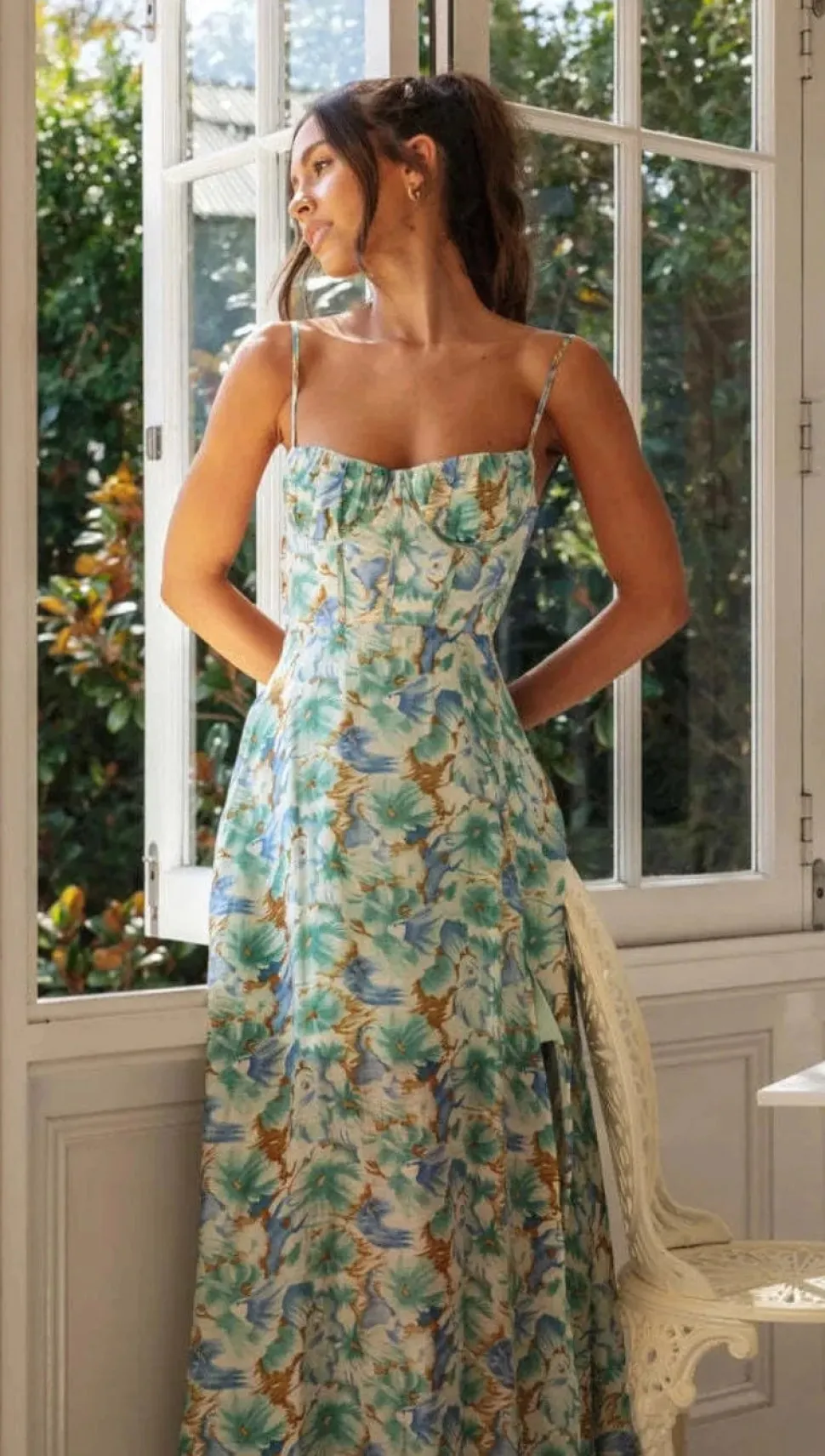 Robe fleurie dos nu fendue fluide
