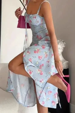 Robe fleurie midi avec fente latérale et encolure carrée