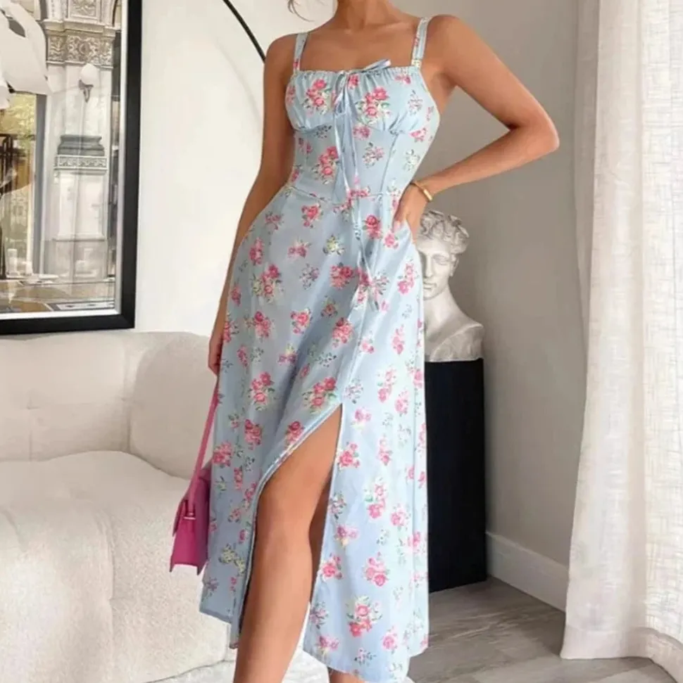 Robe fleurie midi avec fente latérale et encolure carrée