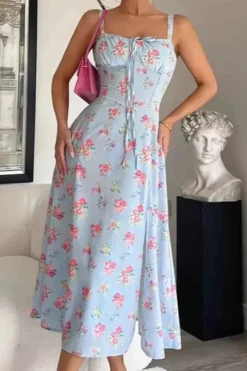 Robe fleurie midi avec fente latérale et encolure carrée