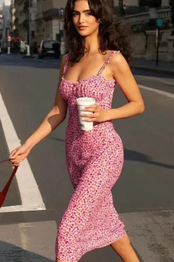 Robe fleurie midi rose pour été