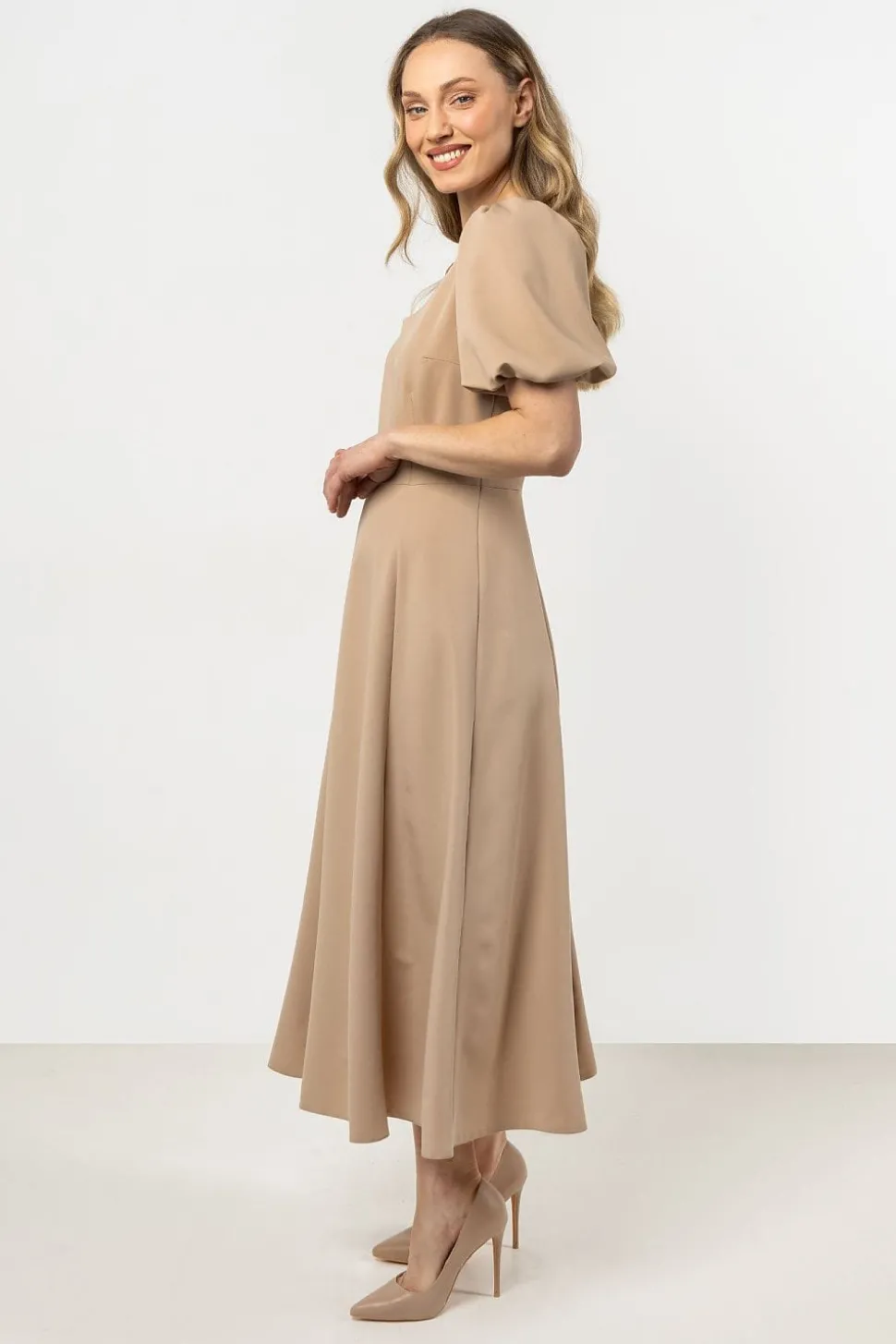Robe habillée beige manches courtes