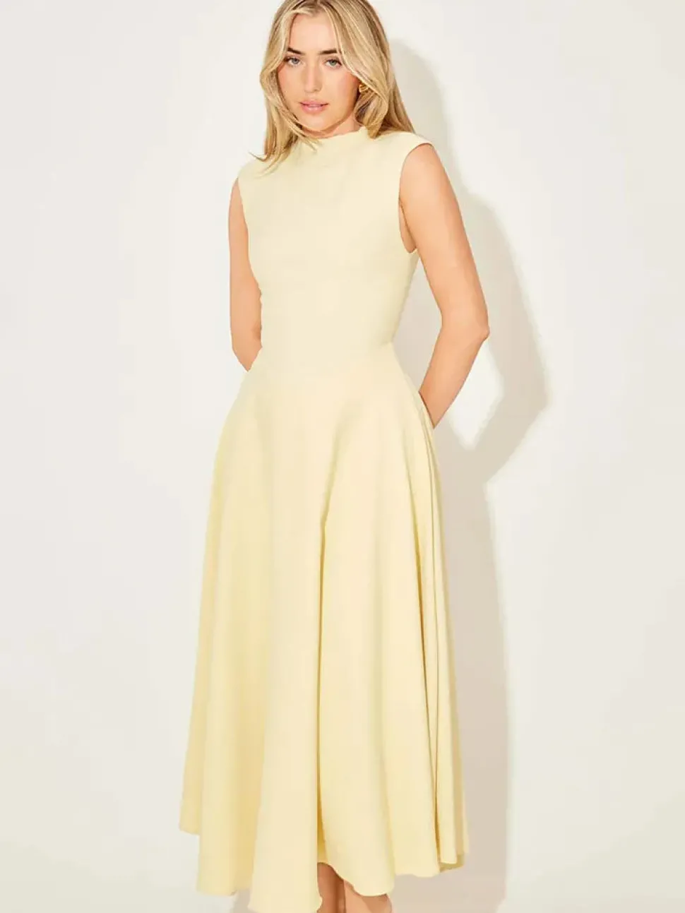 Robe habillée midi sans manches évasée