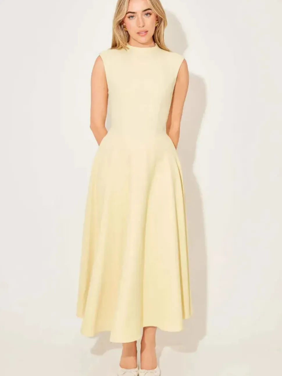 Robe habillée midi sans manches évasée