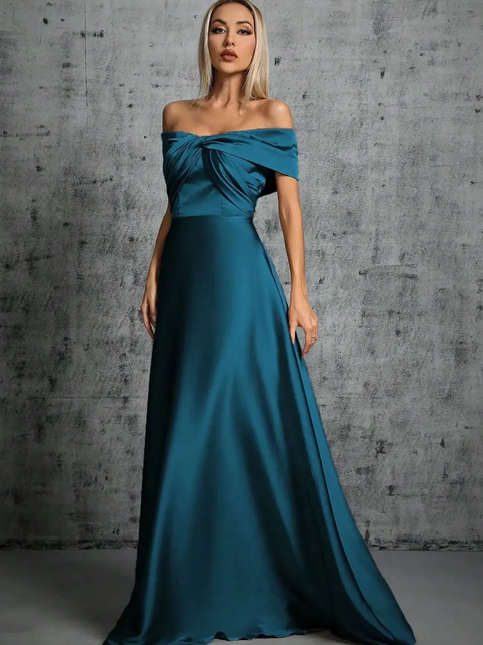 Robe invitée de mariage taupe avec épaules dénudées