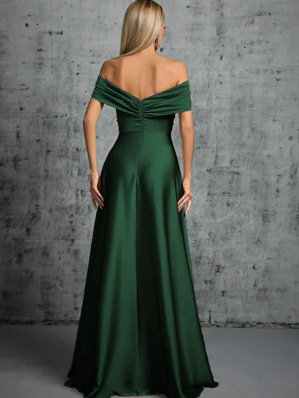 Robe invitée de mariage taupe avec épaules dénudées