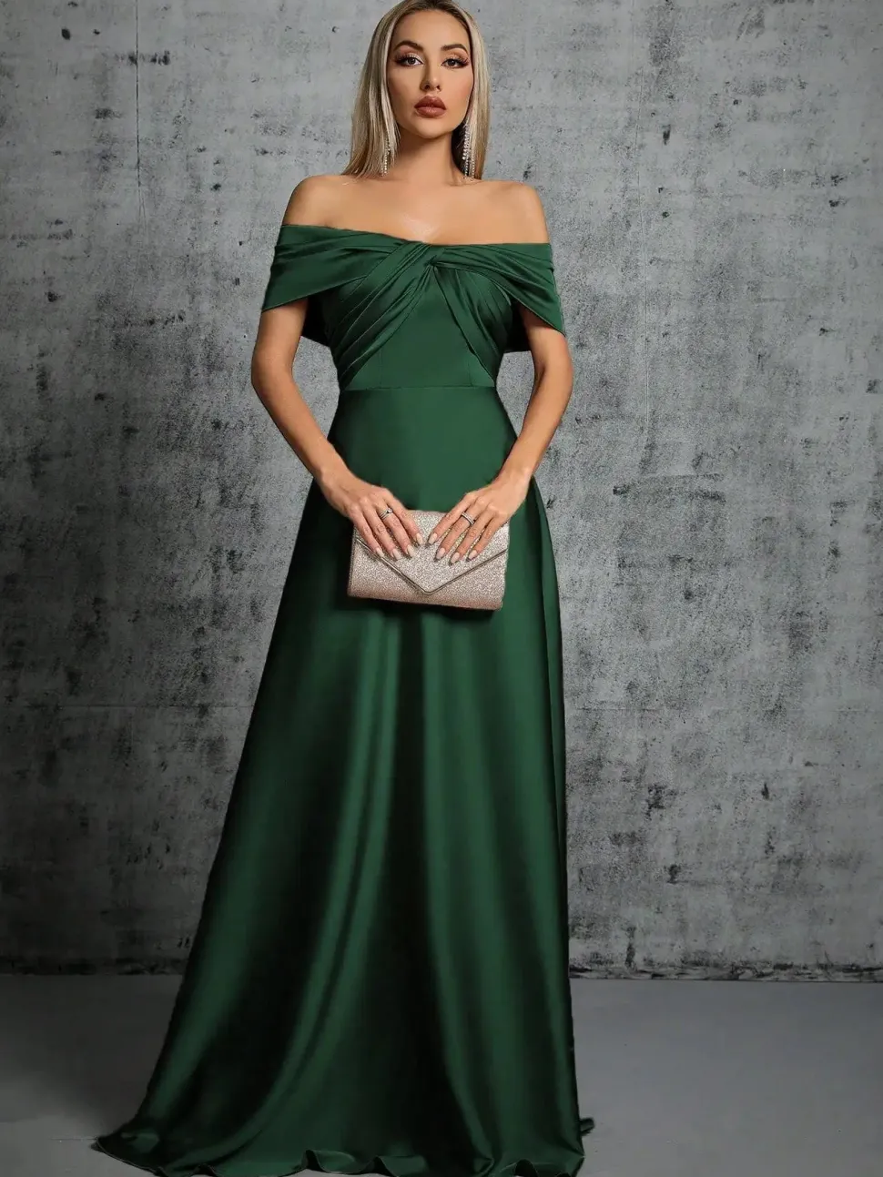 Robe invitée de mariage taupe avec épaules dénudées