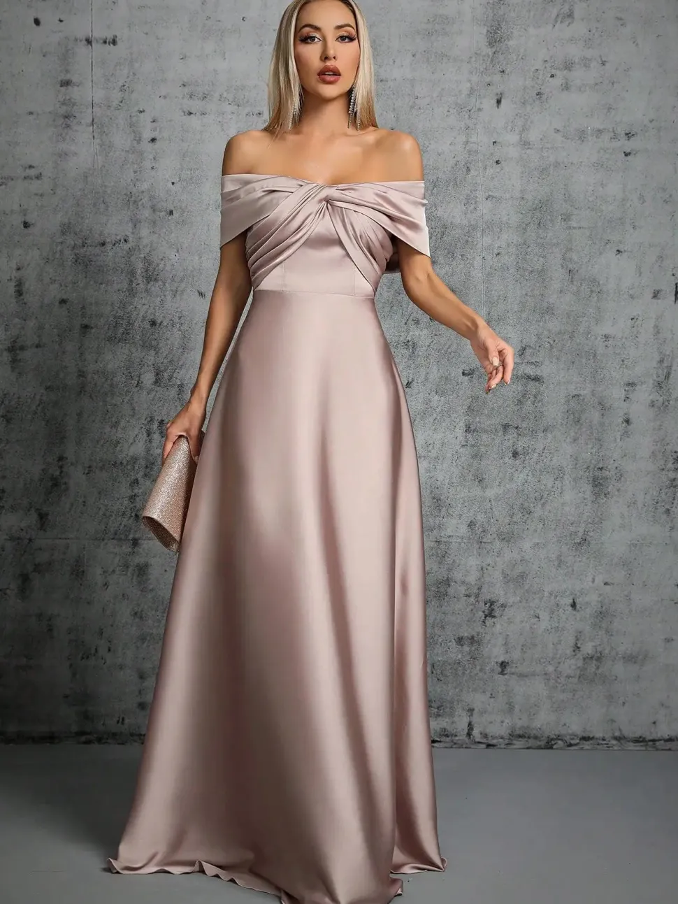 Robe invitée de mariage taupe avec épaules dénudées