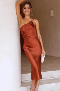 Robe invitée de mariage terracotta épaule dénudée