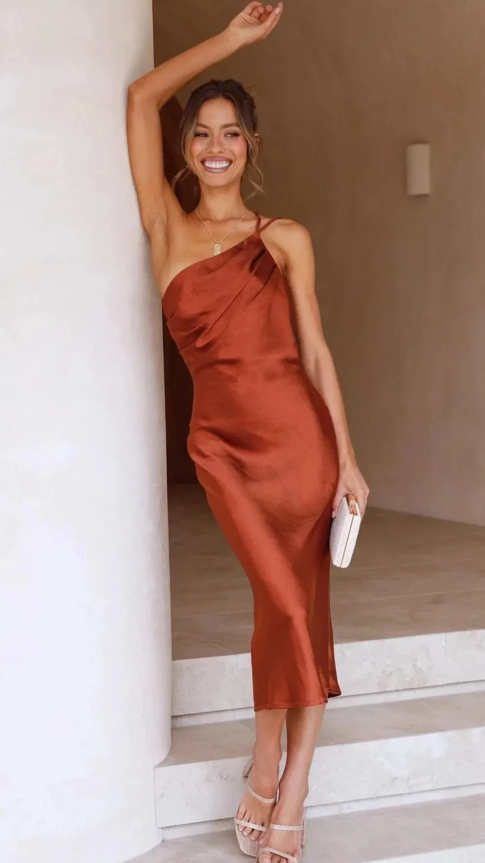 Robe invitée de mariage terracotta épaule dénudée