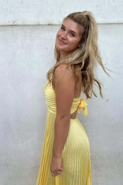 Robe jaune plissée longue à bretelles