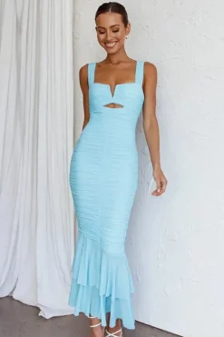 Robe longue avec décolleté carré