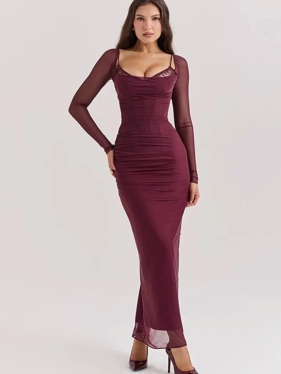 Robe longue bordeaux avec manches longues transparentes