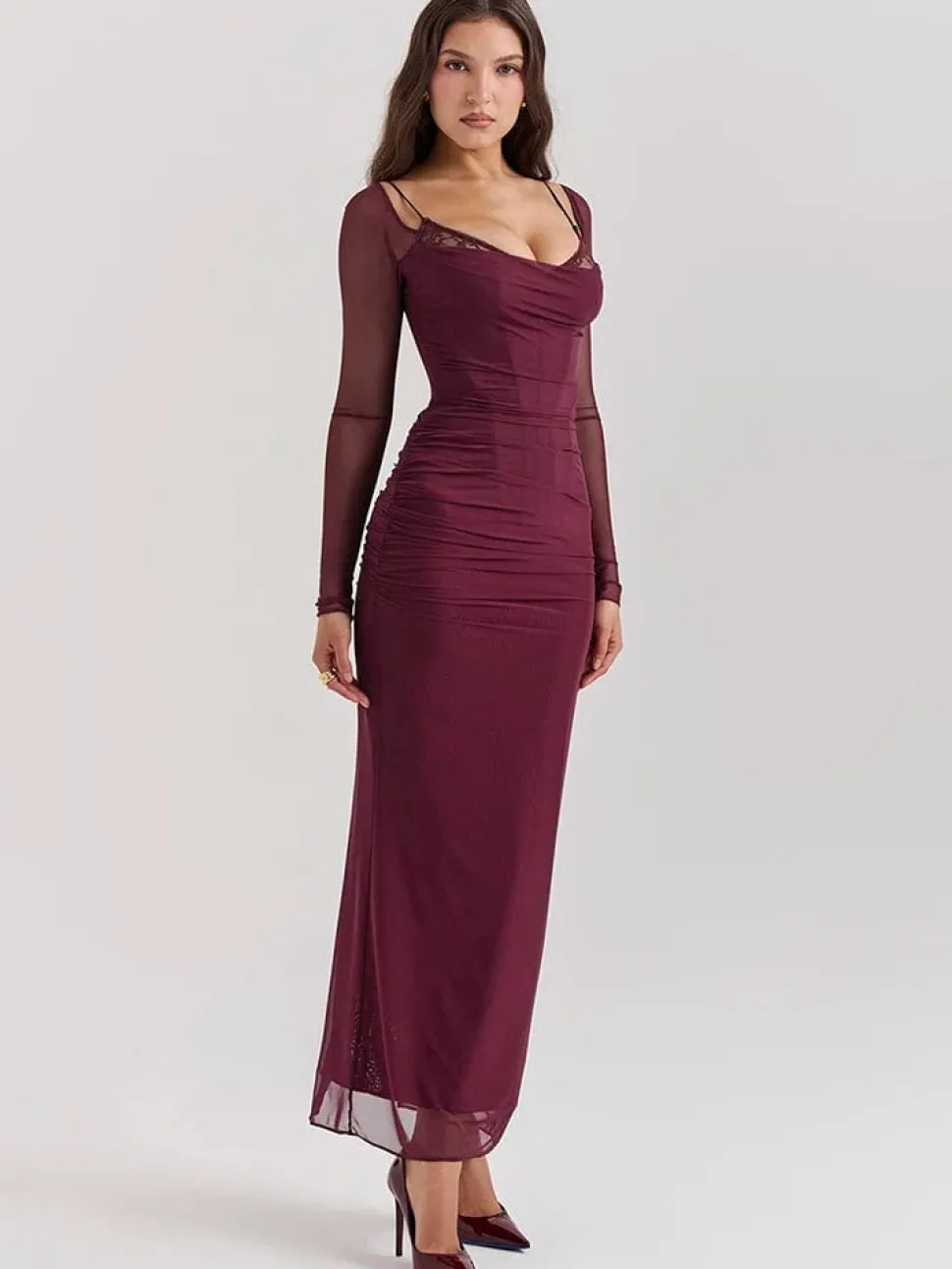 Robe longue bordeaux avec manches longues transparentes