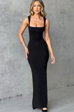 Robe longue à décolleté carré