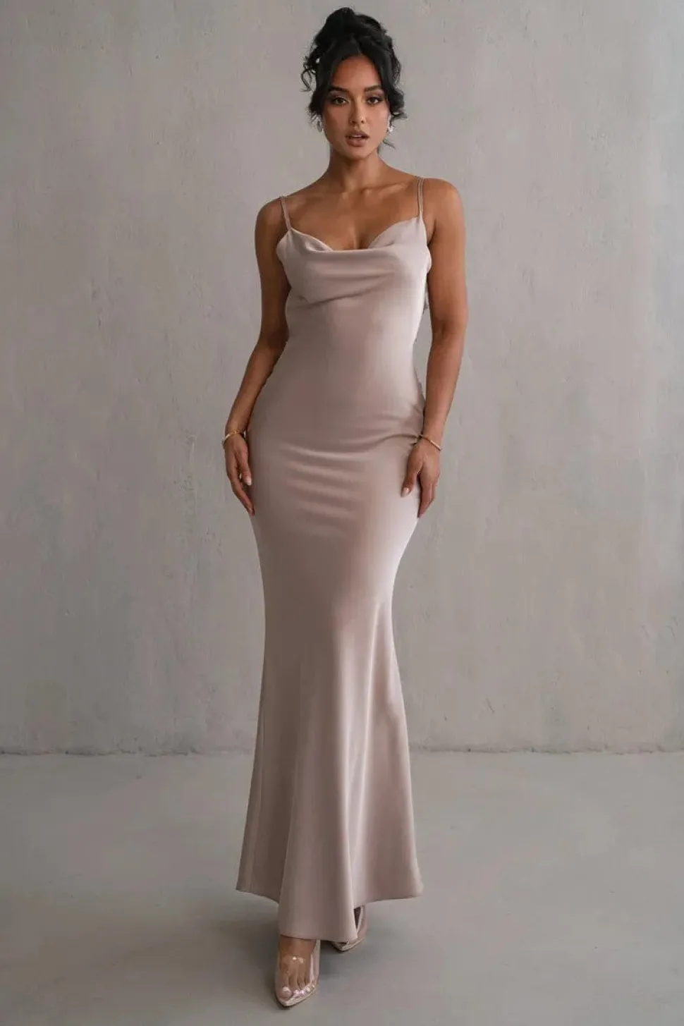 Robe longue dos nu à brettelles spaghetti