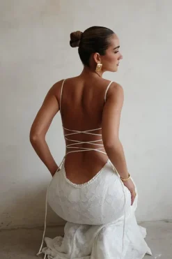 Robe longue en dentelle blanche