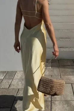 Robe longue jaune dos nu satinée