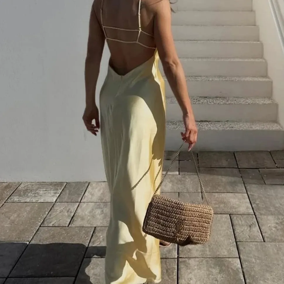 Robe longue jaune dos nu satinée