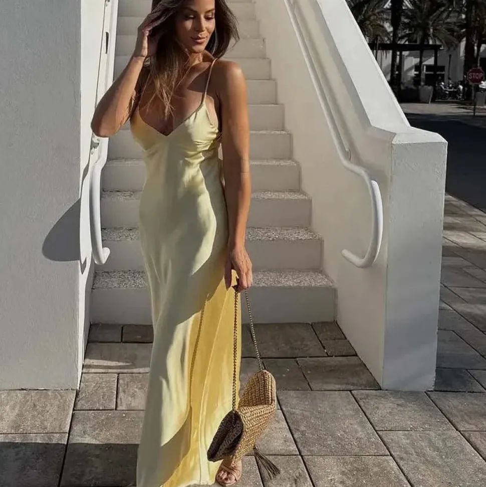 Robe longue jaune dos nu satinée