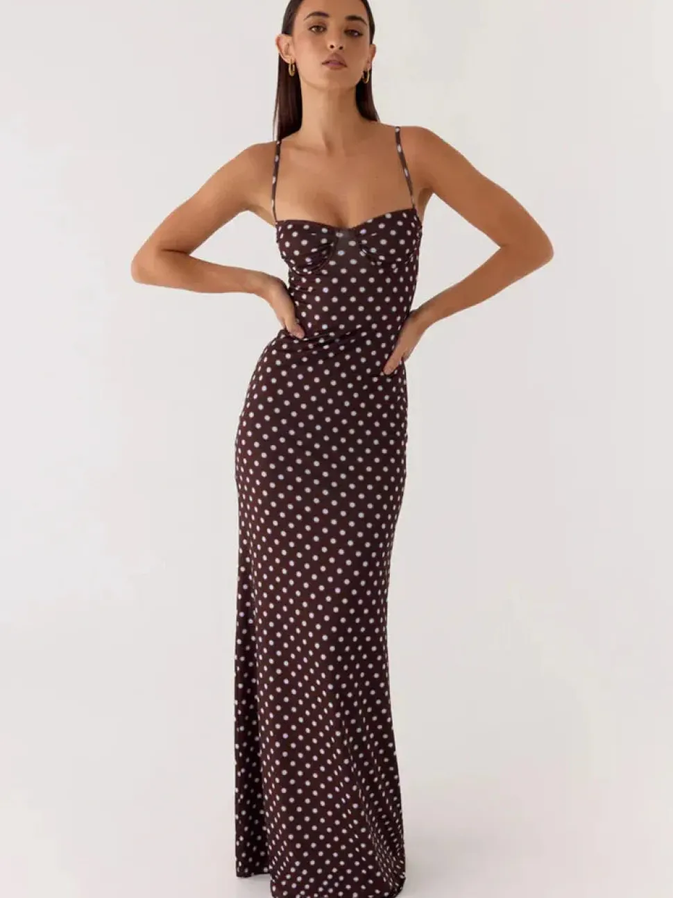 Robe longue marron à pois dos nu à bretelles fines