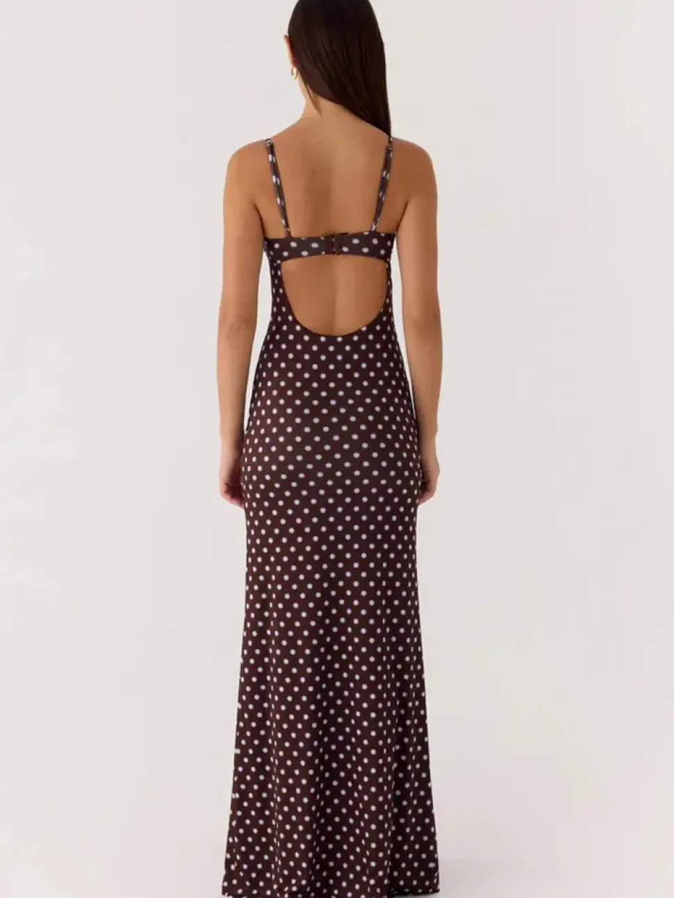 Robe longue marron à pois dos nu à bretelles fines