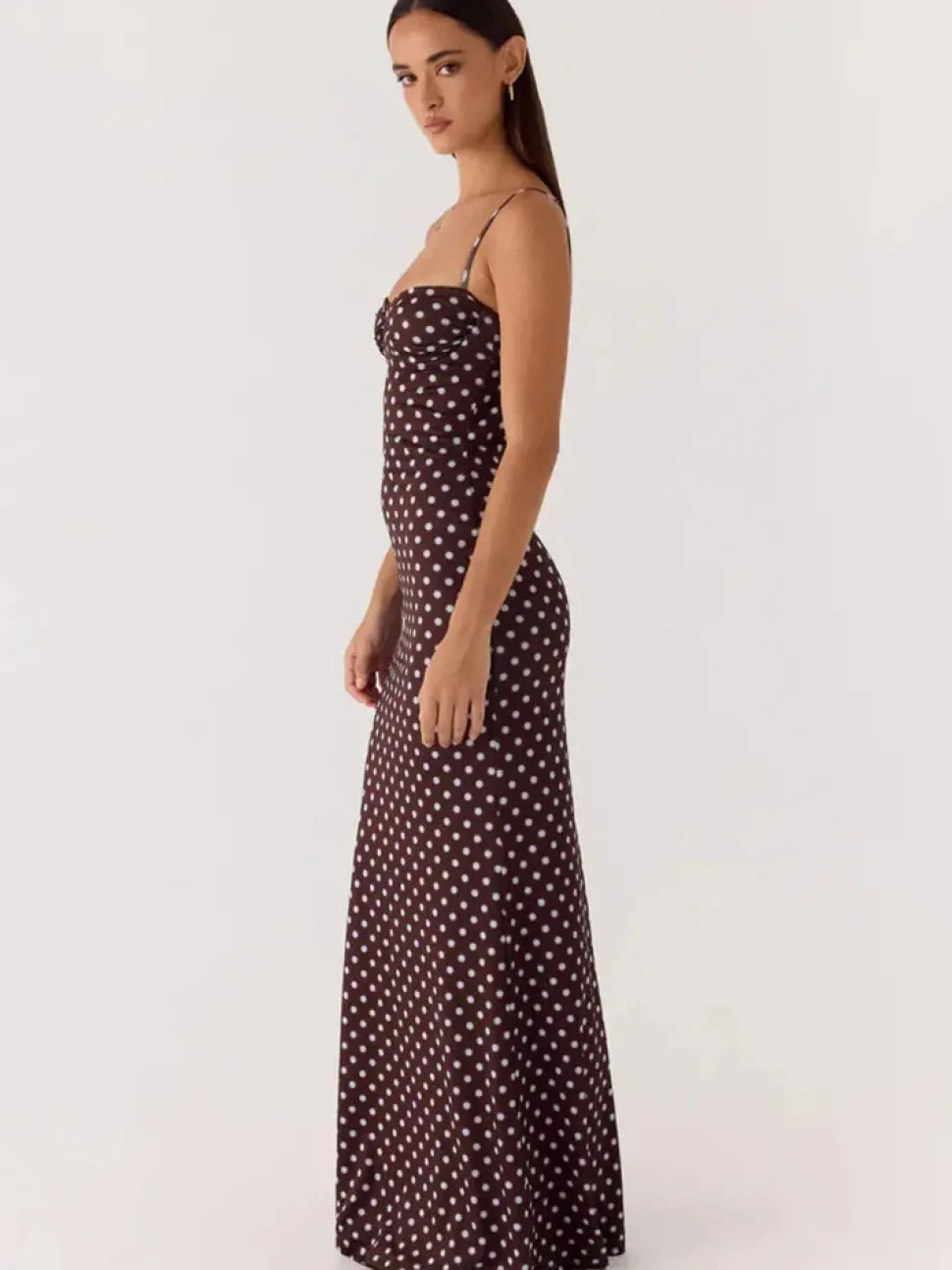 Robe longue marron à pois dos nu à bretelles fines