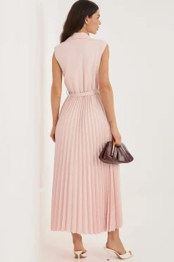 Robe longue plissée rose sans manches