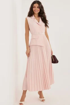 Robe longue plissée rose sans manches