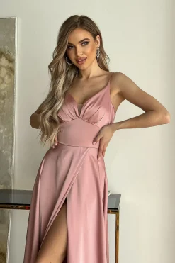 Robe longue rose poudré fendue satinée