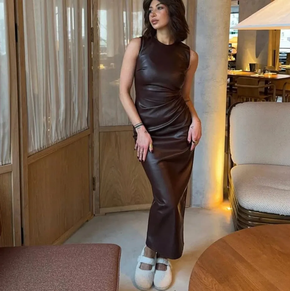 Robe longue sans manches en simili cuir